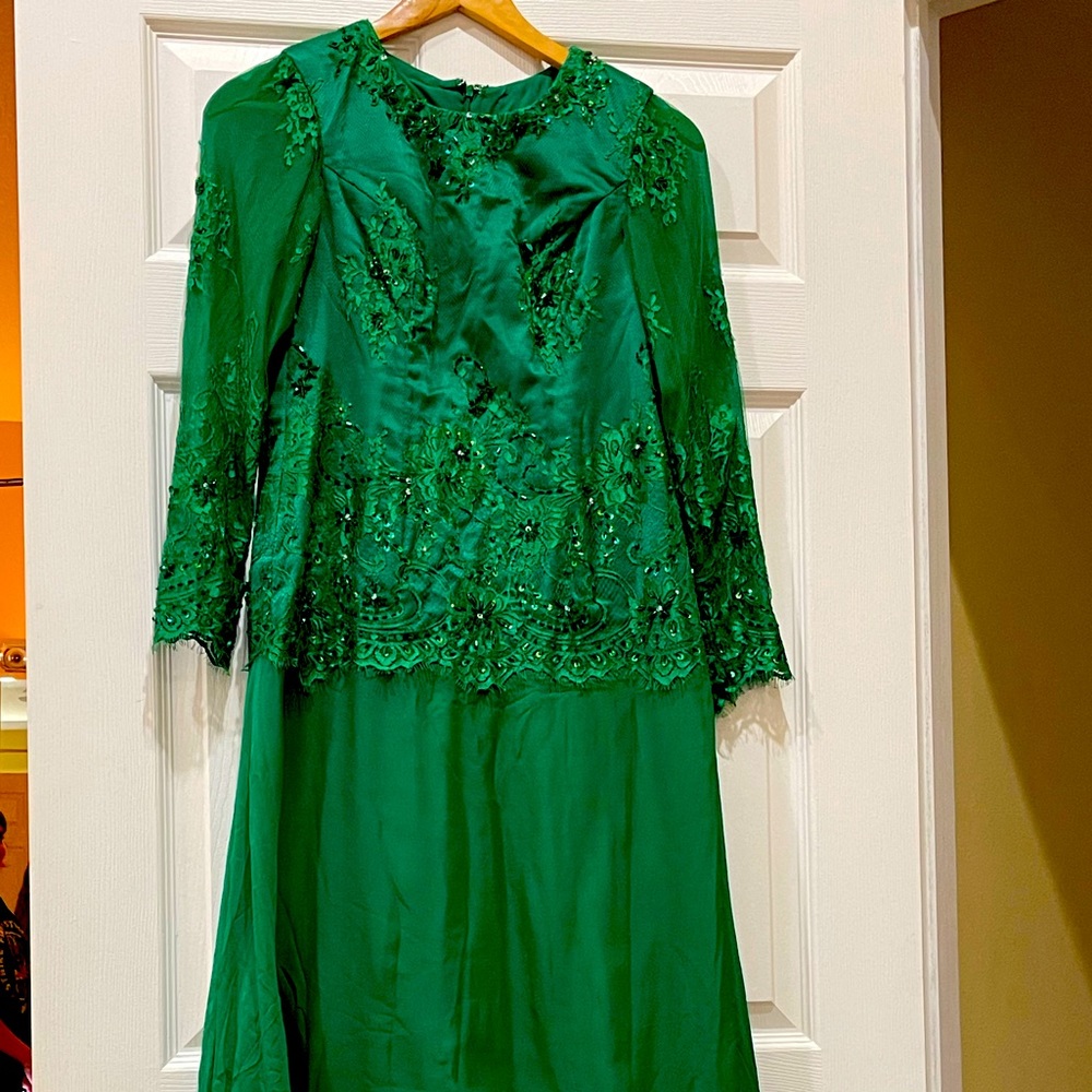 A single Long sleeve women dress made by the Venezuelan designer Mariela Guzman